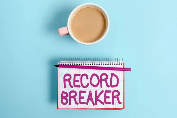 Tekst met inspiratie Record Breaker. Zakelijk overzicht iemand of iets dat beter is dan het vorige beste resultaat Weergave van verschillende kleuren sticker Aantekeningen geregeld op plat Lay Achtergrond — Stockfoto