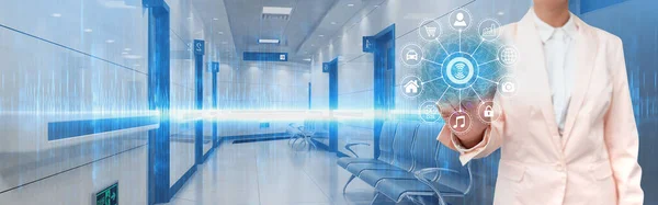 Bild av affärsman visuellt berörande skärm mjukt visar fantastiska futuristiska teknik. Laboratorietekniker pekar försiktigt Underbar Modern Automation. — Stockfoto