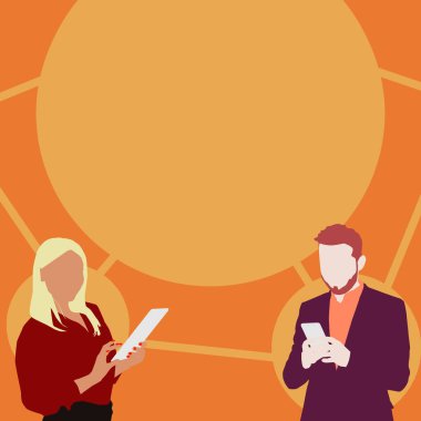 Yeni Harika Fikirler Bulmak İçin Akıllı Telefonları Kullanmakla Meşgul Ortakların İllüzyonu. Çift aktif olarak Dijital Telefon Çizimi üzerinde çalışıyor Eski Şaşırtıcı Planlar Buluyor.