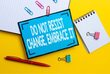 Kavramsal başlık Değişikliğe Karşı koyma Kucakla. İnternet kavramı değişikliklere açık olsun. Yeni şeyler deneyin. Pozitif Okul ve ofis malzemeleri Parlak Öğretim ve Öğrenme Koleksiyonları.