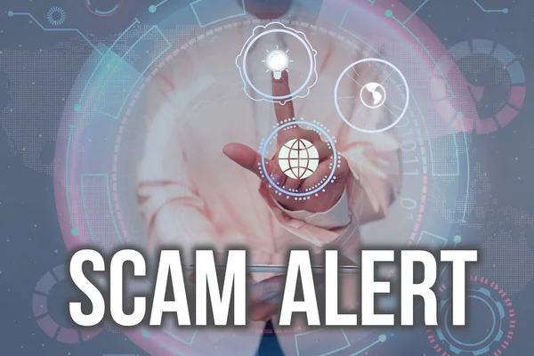 Правообладатель иллюстрации Scam Alert Бизнес-витрина нежелательной электронной почты, которая утверждает перспективу сделки леди в единообразном держании планшета в руке виртуально Tapping Futuristic Tech. — стоковое фото