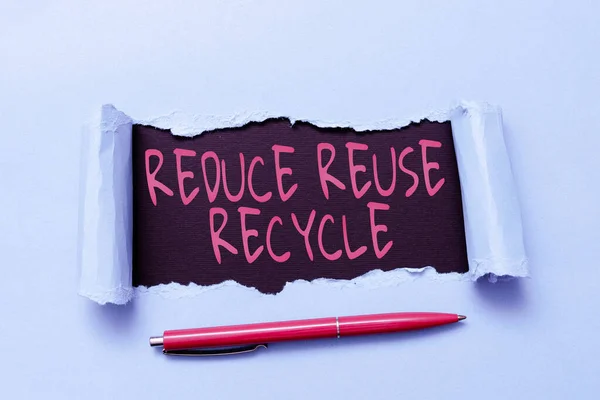 Λεζάντα κειμένου που παρουσιάζει Μείωση Ανακύκλωσης Επαναχρησιμοποίησης. Επισκόπηση των επιχειρήσεων περιβαλλοντικά υπεύθυνη συμπεριφορά των καταναλωτών Δάκρυ στο φύλλο αποκαλύπτει φόντο με στυλό επί του σκάφους — Φωτογραφία Αρχείου