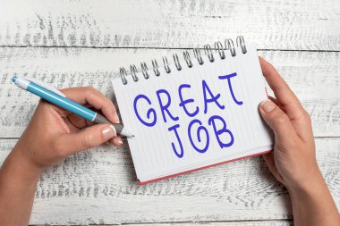 Büyük İş 'i gösteren tabela. Birisine beyin fırtınası sorunları ve ilgili soruları soran çözümler hakkında iyi bir şey yaptığını söylemek anlamındaki kavram.