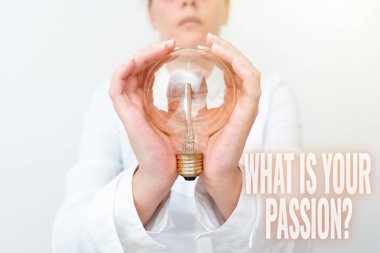 Tutkunun ne olduğunu kavramsal olarak göster. İş yaklaşımı, güçlü ve zar zor kontrol edilebilen duygularını sorguluyor. Lambalı kadın iki eliyle yeni teknoloji fikirleri sunuyor.