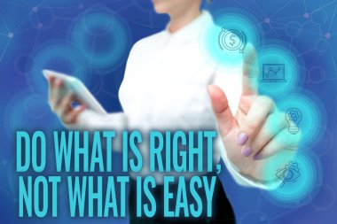 İlham veren metin, doğru olanı yap, kolay olanı değil. İş dünyası gösterisi, doğru olanı savunmaya hazır Üniformalı Kadın Sanal Düğmeye bas Futuristik Teknoloji.