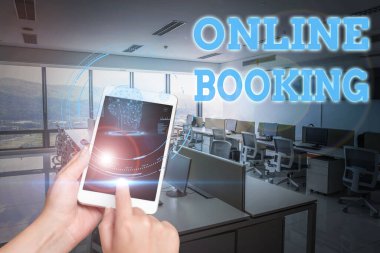 Online Rezervasyon sunan metin başlığı. İnternet Otel konaklama biletiyle kavramsal fotoğraf rezervasyonu. Geleceğin Teknolojisini Gösteren Laboratuvarda Bir Cep Telefonu Tutan Eller..