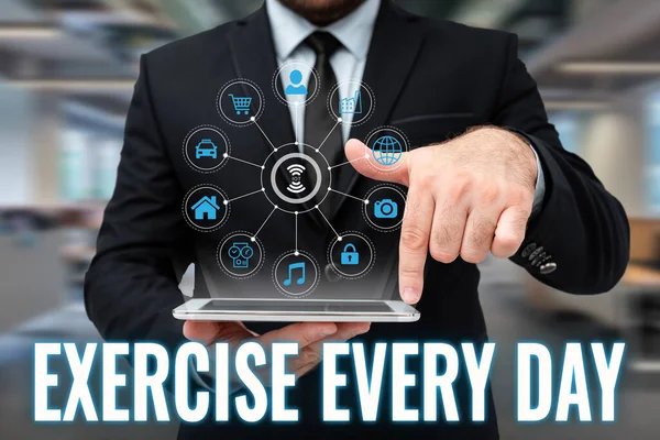 Teken elke dag een oefening. Bedrijfsoverzicht bewegen lichaam energiek om fit en gezond Man In Uniform Staande Holding Tablet Typing Futuristische Technologieën. — Stockfoto
