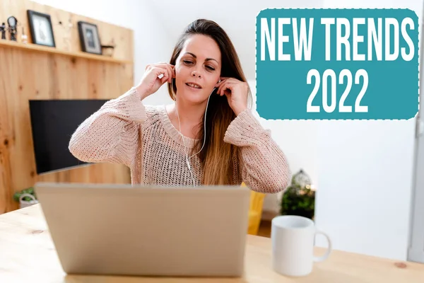Kavramsal başlık Yeni Eğilimler 2022. İnternet Video Sohbetleri Konsepti, Uzun Mesafeli İlişkiler 'in gelişmekte olduğu iş genel gidişatı — Stok fotoğraf