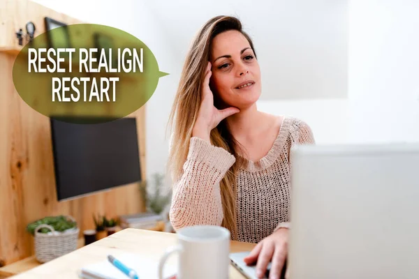 Text bildtext som presenterar Reset Realign Starta om. Word Skrivet om Life audit hjälper dig att sätta saker i perspektiv Sammanfattning Titta på online-filmer, visar nya Internet-videor — Stockfoto
