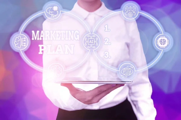 Σχέδιο Μάρκετινγκ γραπτού κειμένου. Επισκόπηση επιχειρήσεων Ολοκληρωμένο έγγραφο επιχειρηματικών δραστηριοτήτων και διαφήμισης Lady Uniform Standing Tablet Hand Παρουσιάζοντας την Εικονική Σύγχρονη Τεχνολογία — Φωτογραφία Αρχείου