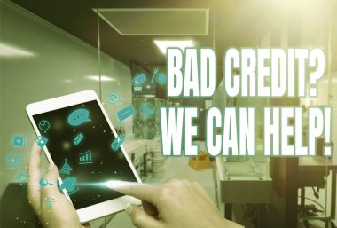 Yardım Edebileceğimiz Kötü Kredi Sorusu gösterimi yazılıyor. Fütüristik Teknolojiyi Gösteren Ekran Tutma Tabletinde Kadın Takım Elbisesi Yazıyor.