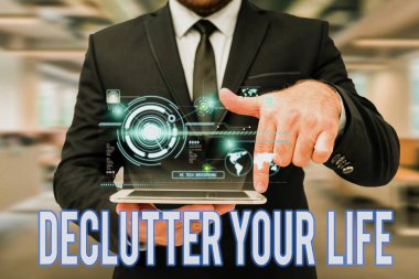 Hayatınızı Açıklayan Metin başlığı. Üniformalı Adam Durma Tableti Yazan Futuristik Teknolojileri Hayattaki Dış Şeyleri veya Bilgileri Yok Etmek İçin İş Gösterisi.