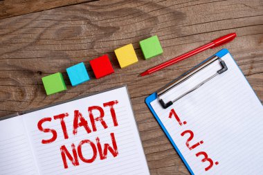 El yazısını şimdi başlat. İş fikrinde tereddüt etmeyin. Çalışmaya başlayın ya da birden fazla renkle cilalanmış Yüzeydeki Küp Küp Kutuları Yığını yapın.