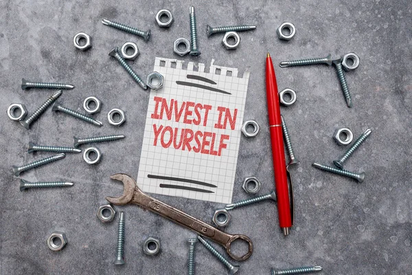 Schild mit der Aufschrift Invest In Yourself. Business-Ansatz lernen neue Dinge oder Materialien, wodurch Ihr Los besser wird Neue Ideen Brainstoming für Wartungsplanung Kreativer Denkstift — Stockfoto