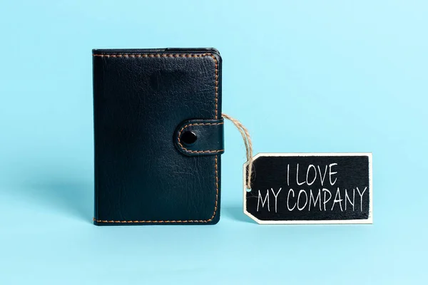 "Şirketimi seviyorum" işaretini gösteren bir ilham. Kelimesi kelimesine, neden işlerini ve işyerlerini takdir ettiklerini boş etiketleri Bilgi Etiketi İfadesi İşaretine Bağlı — Stok fotoğraf