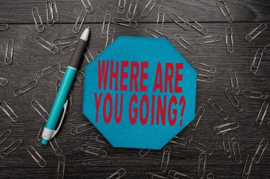 Nereye gittiğinizi gösteren metin işareti var. Birisine Parlak Yeni Fikirler Fresh Ofis Tasarım Sorunları ve Çözümleri 'ne gideceği yeri sormak için kullanılan kavram