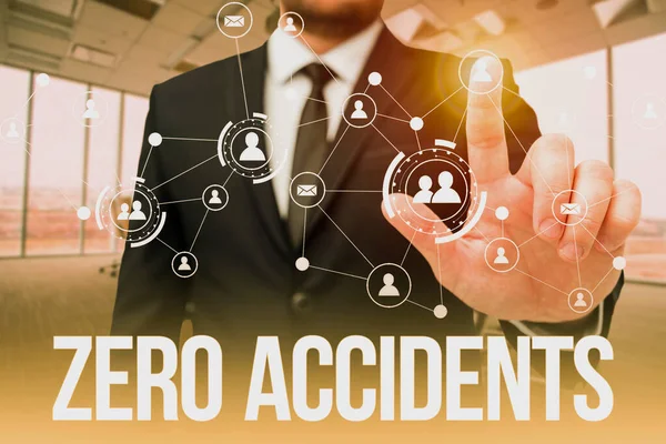사고가 하나 도없음을 표시합니다. 사무실에서의 사고 방지를 위한 중요 한 사업 아이디어 가상 버튼 홀딩 태블릿을 누르고 서 있는 사람. — 스톡 사진