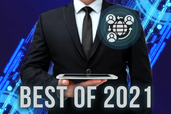 Πινακίδα γραφής χεριών Best of 2021. Word for great and wonderful things and events happened on 2019 Ο άνθρωπος στο γραφείο Uniform Holding Tablet Εμφάνιση νέας σύγχρονης τεχνολογίας. — Φωτογραφία Αρχείου