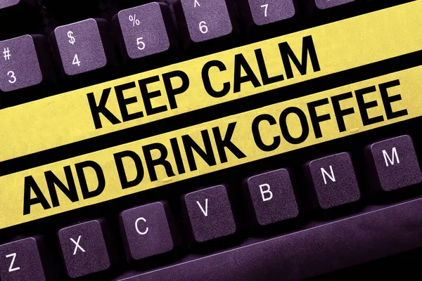 落ち着いてコーヒーを飲むことを示すテキスト記号。インターネットの概念はカフェインの飲み物を楽しみ、リラックスする人を奨励するタイプオンラインクラスのレビューノート、要約字幕トラックのリタイプ — ストック写真
