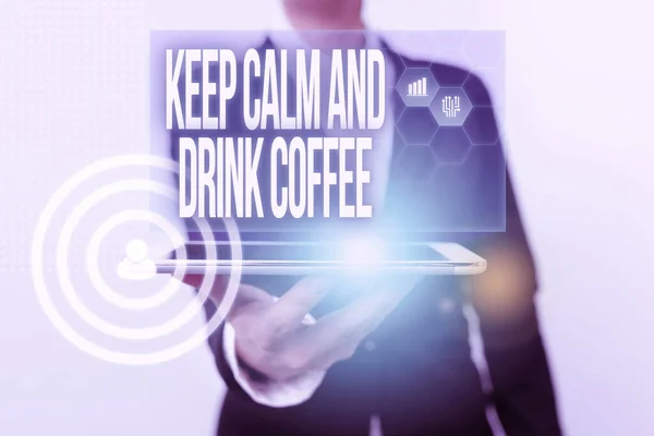 Légende conceptuelle Gardez calme et boire du café. Concept d'affaires encourager la personne à prendre une boisson à la caféine et se détendre Lady In Suit présentant un appareil mobile avec technologie d'interface futuriste. — Photo