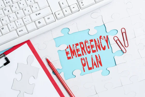Inspiração mostrando sinal Plano de Emergência. Procedimentos de abordagem de negócios para lidar com situações súbitas ou inesperadas Construindo um quebra-cabeça de padrão branco inacabado com falta última peça — Fotografia de Stock