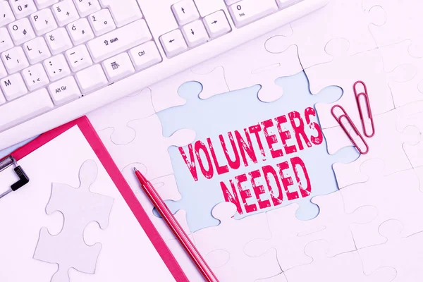자원 봉사자들에게 손에 서명 이 필요하다. 사업 전반을 살펴보면, 돈을 받지 않고 조직을 위해 일하거나 도움 이 필요하다. — 스톡 사진