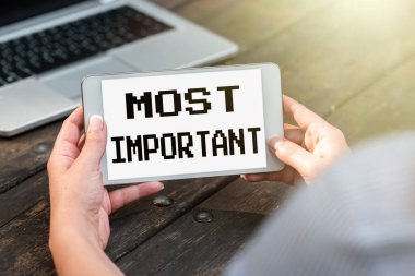 En Önemli 'yi gösteren metin işareti. En büyük ya da en yüksek dereceli iş konsepti ya da insanları bir araya getiren anlamlı ses ve video arama yetenekleri gibi.