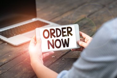 Şimdi Düzen 'i gösteren mesaj işareti. İnsanları Birbirine Bağlayan Ses ve Görüntü Çağrı Yetenekleri Şirketi 'nden mal veya hizmet istemenin etkinliği üzerine yazılan sözcük