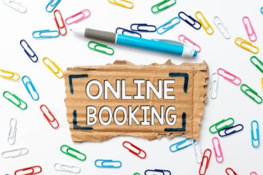 El yazısı metni çevrimiçi rezervasyon. İş konsepti rezervasyonları internet otel konaklama uçak biletleri yaratıcı ev geri dönüşüm fikirleri ve tasarımları ile çöp konseptini nakit fikrine dönüştürüyor