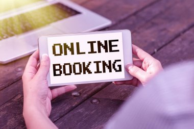 Online rezervasyon gösteren bir tabela. İş yaklaşımı Rezervasyon aracılığıyla internet otel konaklama bileti ses ve video arama yetenekleri insanları birbirine bağlıyor