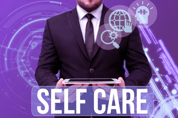 Affichage conceptuel Self Care. Approche commerciale la pratique de prendre des mesures pour améliorer sa propre santé Man In Office Uniform Holding Tablet Affiche une nouvelle technologie moderne. — Photo