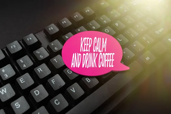 手書きのテキストは落ち着いてコーヒーを飲み続けます。インターネットの概念は人がカフェインの飲み物を楽しみ、リラックスすることを奨励する概要調査の手がかりをオンラインで集め、インターネットの考えを提示する — ストック写真
