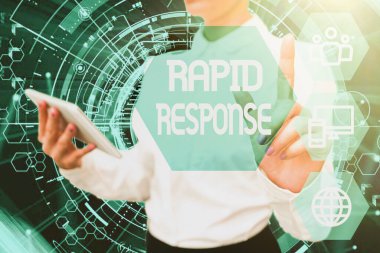 Metin Hızlı Yanıtı gösterimi yazılıyor. İş dünyası tıbbi acil durum ekibi. Afet sırasında acil yardım. Üniformalı Kadın Bekleme Telefonu Sanal Basın Düğmesi Futuristik Teknolojisi..