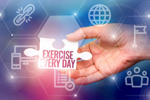 Schilder mit der Aufschrift "Jeden Tag Sport". Word Geschrieben, um Körper energetisch zu bewegen, um fit und gesund zu werden Hand Holding Jigsaw Puzzleteil Erschließung neuer futuristischer Technologien. — Stockfoto