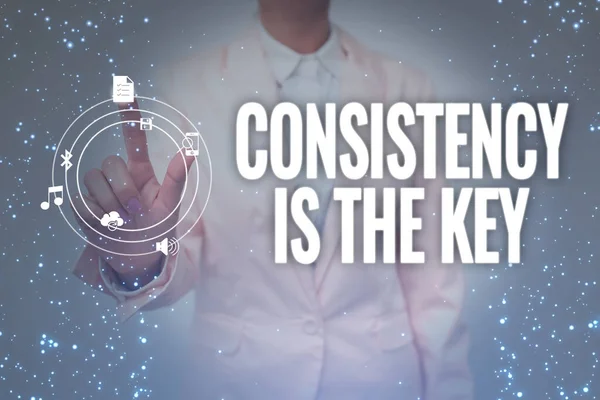 Tutarlılık sunan metin başlığı anahtardır. Kötü Alışkanlıklardan Kurtulmuş İş Konsepti Üniformalı Kadın Tutma Tableti Fütürist Teknolojiyi Elde Tutuyor.