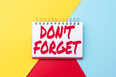El yazısı işareti Don 't Forget. İş vitrinleri, birisine önemli bir gerçeği veya detayı hatırlatmak için kullanılır Renkli Perspektif Pozitif Düşünme Yaratıcı Fikirler ve İlham