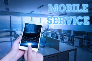 Mobil Servisi sunan metin başlığı. Mobil ve kara istasyonları arasındaki İnternet Konsepti Radyo İletişim Aracı Geleceğin Teknolojisini Gösteren Laboratuvarda Cep Telefonu Tutan Eller.