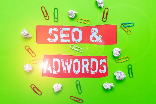 Έμπνευση που δείχνει σημάδι Seo και Adwords. Word for they are main tools components of Search Engine Marketing Διαμορφώνοντας νέες σκέψεις Ανακαλύψτε νέες ιδέες Αποδεχόμενοι αλλαγές — Φωτογραφία Αρχείου