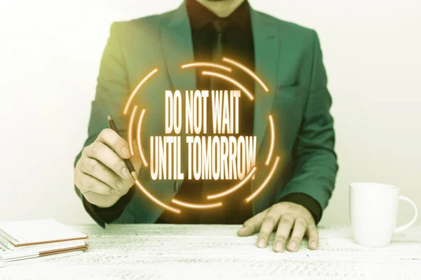 Натхнення з знак "Не чекайте до завтра". Ділові демонстрації, необхідні для того, щоб зробити це негайно терміново Better do нині обговорюють важливі ідеї, що представляють і пояснюють дизайн бізнес-плану — стокове фото