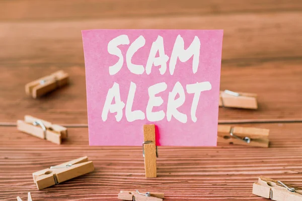 Handschrift Zeichen Scam Alert. Geschäftsansatz unerbetene E-Mail, die die Aussicht auf ein Schnäppchen für sich beansprucht Blank Square Note Umgeben von Wäscheklammern, die neue Bedeutung zeigen. — Stockfoto