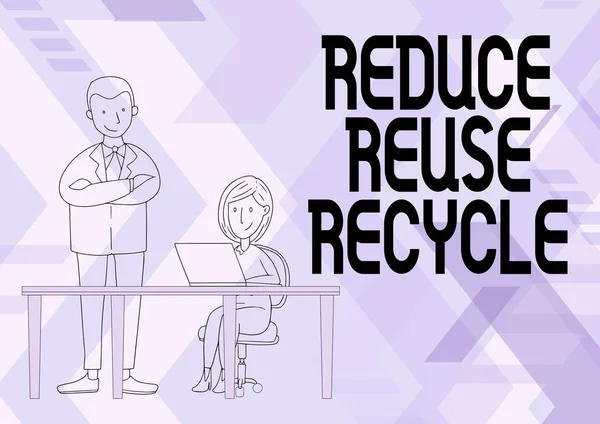 Panneau affichant Réduire la réutilisation Recycler. Concept signifiant comportement de consommation écologiquement responsable Homme debout bras croisés regarder femme assise à l'aide d'un ordinateur portable. — Photo