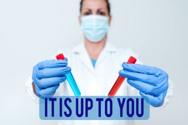 Metin başlığı sunar. Bu sana kalmış. Kavramsal fotoğraf, bir insana, virüse karşı yeni tedavi yöntemleri üzerinde çalışmaya karar vermesi gerektiğini söyler.