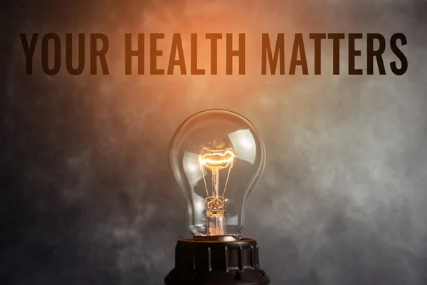 健康への影響を示すテキスト。ビジネスアプローチ良い健康は、とりわけ最も重要です現実的な色のヴィンテージライト電球アイデアサインソリューション思考コンセプト. — ストック写真