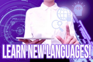 Kavramsal başlık Yeni Diller Öğrenin. Üniformalı Kadın Sanal Basın Düğmesi Fütürist Teknolojisi ile İletişim Geliştirme Hakkında Yazılan Sözcük.