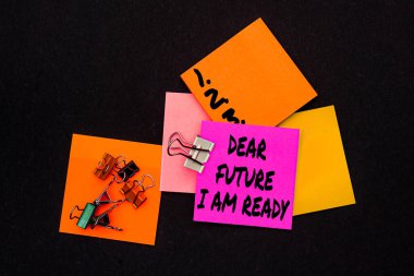 Sevgili Gelecek Ben Hazırım metni yazılıyor. Durum eylem durumu kavramının tam olarak hazırlanmış olması demek. Masanın üzerine yerleştirilmiş çok çeşitli koleksiyon ofis kırtasiyesi fotoğrafı