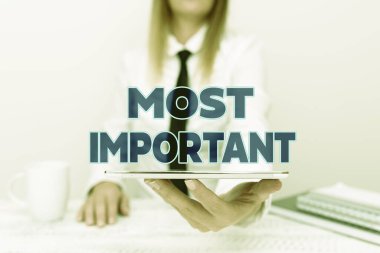 Çok Önemli 'yi gösteren bir tabela. En büyük veya en yüksek dereceli iş fikri ya da Önemli Stajyer Yeni Bir İş Bulma, Öğrenci Raporu Sunar