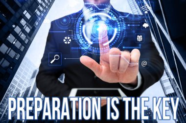 Anahtar, hazırlığın ne olduğunu gösteren mesaj işareti. Kavramsal fotoğraf hataları azaltır ve laptopun faaliyetlerini kısaltır çapraz bacaklı bir kadının kucağına dayanır ve uzaktan kumanda görevine erişir.