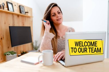 El yazısı tabelası Takımımıza hoş geldiniz. Takım arkadaşlarınız Soyut İzleme Çevrimiçi Filmleri, Yeni İnternet Videolarını İzleme Üzerine Yazılan Sözcük