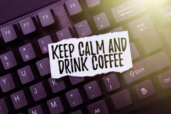 Handgeschriebenes Schild Keep Calm And Drink Coffee. Geschäftsansatz ermutigt die Person, Koffeingetränk zu genießen und sich zu entspannen Erstellen von Online-Journalen, Schreiben neuer Artikel, Erstellen neuer Schlagzeilen — Stockfoto