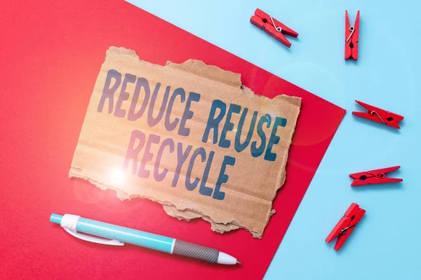 Szöveges jel, amely az újrahasznosítás csökkentését mutatja. Üzleti ötlet környezettudatos fogyasztói magatartás Egyszerű házi készítés ötletek és tervek Használt anyagok újrahasznosítása — Stock Fotó